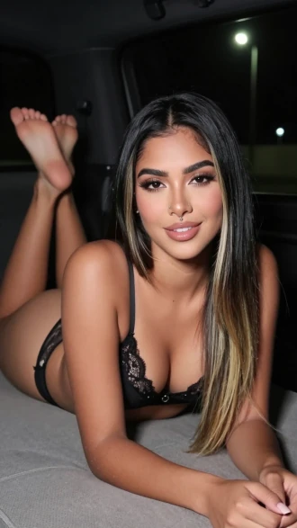 Brunette in zwarte lingerie, 's nachts liggend op de achterbank van een auto, gezellin van DreamGF